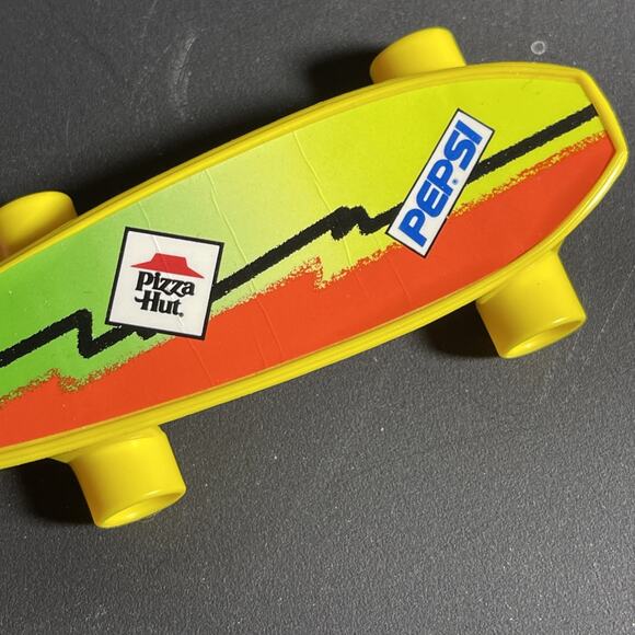 Vintage 1987 Plastic Pizza Hut And Pepsi Toy Skate Board - Picture 4 of 7